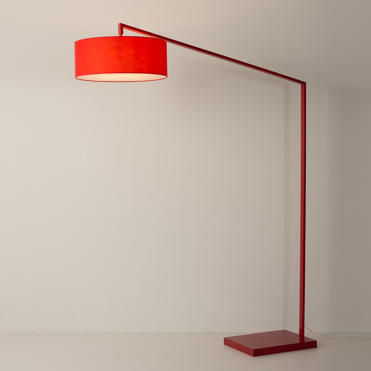 Stretch Arc Floor Lamp – Red